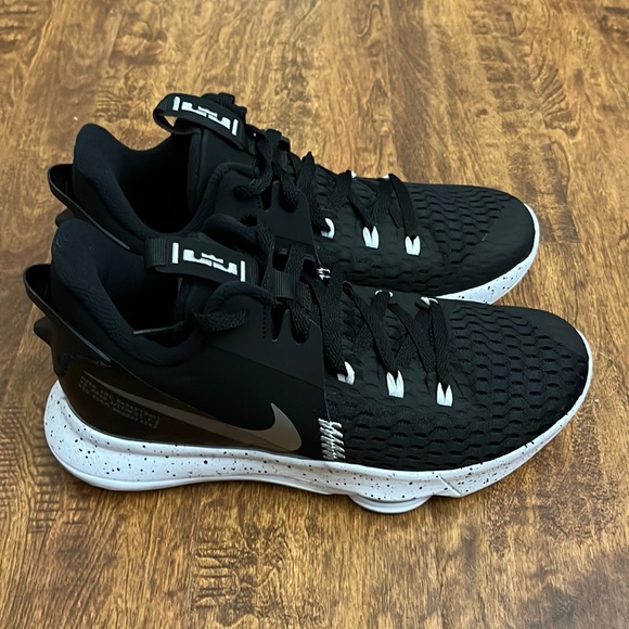 Nike Lebron Witness V Basketball Sneakers Size 11 - Picture 1 of 12